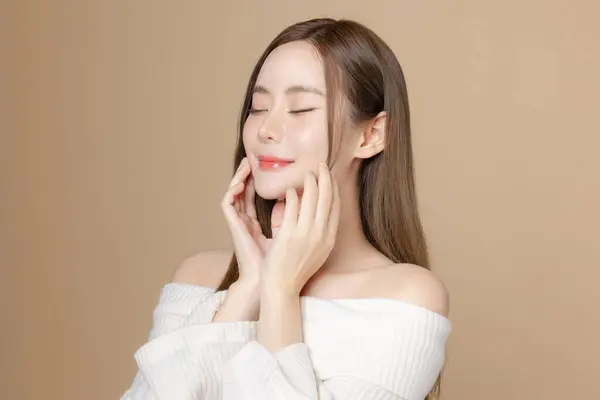 韓国のメイクスタイルと孤立したベージュの背景に完璧なきれいな肌を持つ若いアジアの美女 女性モデル フェイシャルトリートメント プラスチック手術 — ストック写真