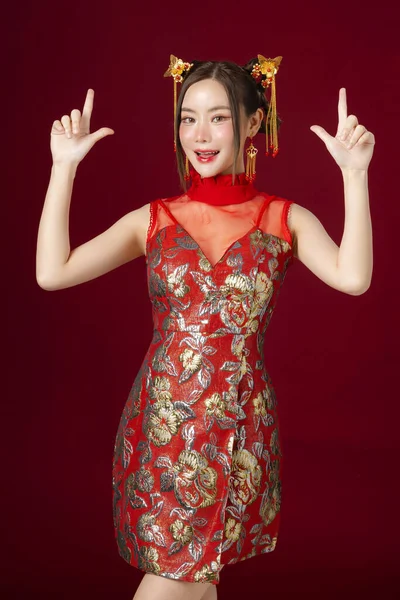 Beautiful Young Asian Woman Clean Fresh Skin Wearing Traditional Cheongsam — Stock Photo, Image