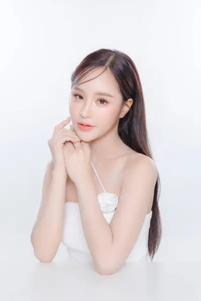 白い背景のきれいな新鮮な皮の韓国の構造が付いている若いアジアの女性の長い髪 女性モデル フェイス 顔の処置 化粧品 美およびスパ アジアの女性の肖像画 — ストック写真
