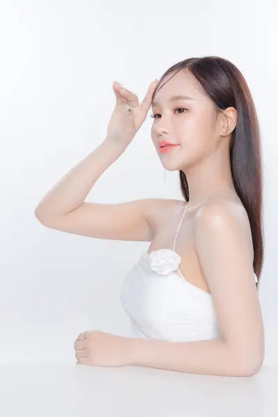Молода Азіатка Довге Волосся Чистою Свіжою Шкірою Корейський Макіяж Білому — стокове фото