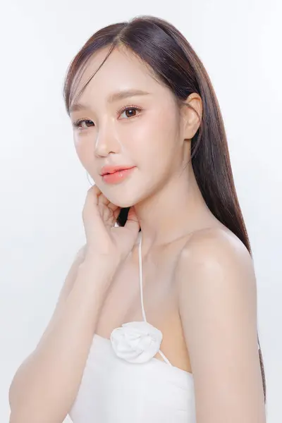 年轻的亚洲女人 有着洁白的新肤韩国妆容 女性模特儿面部护理 面部护理 化妆品 美容和温泉 亚洲女人肖像 — 图库照片