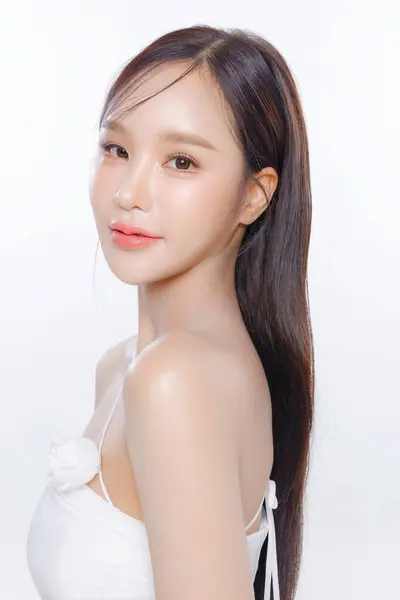 Νεαρή Ασιάτισσα Γυναίκα Μακριά Μαλλιά Καθαρό Φρέσκο Δέρμα Κορεάτικο Μακιγιάζ — Φωτογραφία Αρχείου