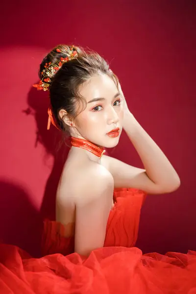 아시아의 빨간색 배경에 럭셔리 드레스 자신감 포즈와 카메라를 — 스톡 사진