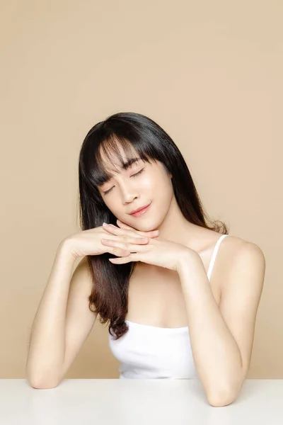 Mulher Asiática Nova Bonita Com Franja Pele Lisa Fresca Modelo — Fotografia de Stock