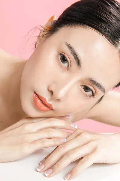 Güzel Yüzlü Mükemmel Temiz Tenli Asyalı Bir Kadın Doğal Makyajı — Stok fotoğraf