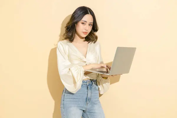 Mükemmel Vücutlu Asyalı Mutlu Kadın Stüdyoda Dizüstü Bilgisayarı Kullanıyor Bej — Stok fotoğraf