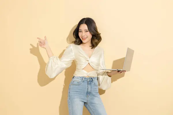 Asijské Šťastný Žena Dokonalým Tělem Ukazuje Kopírování Prostoru Držení Notebooku — Stock fotografie