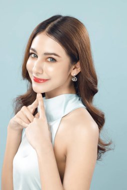 Mavi arka planda taze cildi temiz genç bir kadın modeli, kadın portresi yüz bakımı, estetik ameliyat, kozmetoloji, güzellik ve kaplıca..