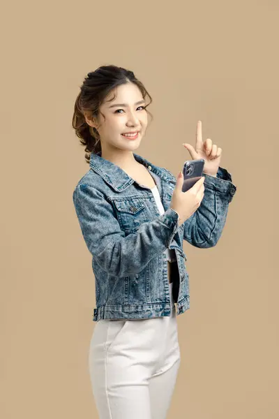 Úsměv Krásná Asijská Žena Drží Mobilní Telefon Ukazuje Prázdné Prázdné — Stock fotografie