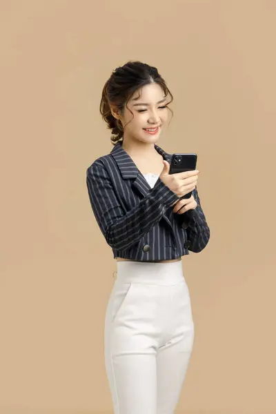 Úsměv Krásné Asijské Obchodní Žena Drží Mobilní Telefon Prezentaci Nebo — Stock fotografie