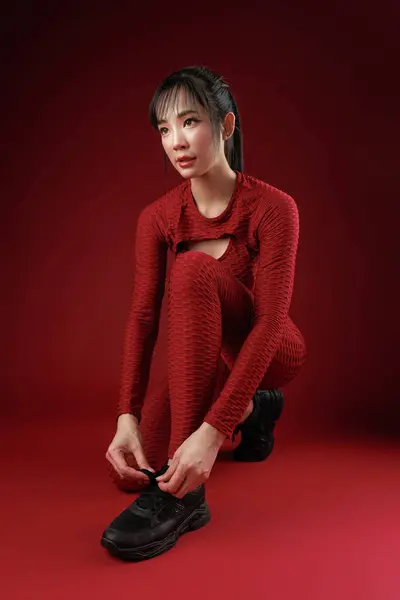 Энергичная Азиатка Подходит Стройная Хорошая Фигура Построения Спортивной Женщины Красной — стоковое фото