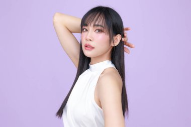 Güzel, genç, Asyalı bir kadın, uzun saçlı, doğal makyajlı, temiz tenli, izole bir menekşe. Tatlı kız portresi, yüz bakımı, vücut bakımı, güzellik ve güzellik merkezi..