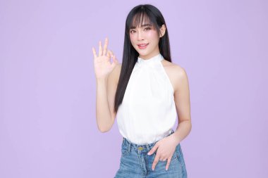 Güzel, genç, Asyalı bir kadın, uzun saçlı, doğal makyajlı, temiz tenli, izole bir menekşe. Tatlı kız portresi, yüz bakımı, vücut bakımı, güzellik ve güzellik merkezi..