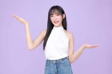 Güzel, genç, Asyalı bir kadın, uzun saçlı, doğal makyajlı, temiz tenli, izole bir menekşe. Tatlı kız portresi, yüz bakımı, vücut bakımı, güzellik ve güzellik merkezi..