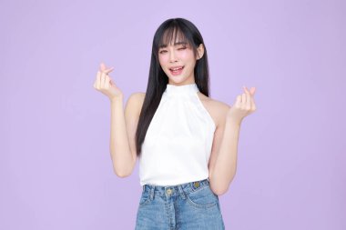 Güzel, genç, Asyalı bir kadın, uzun saçlı, doğal makyajlı, temiz tenli, izole bir menekşe. Tatlı kız portresi, yüz bakımı, vücut bakımı, güzellik ve güzellik merkezi..