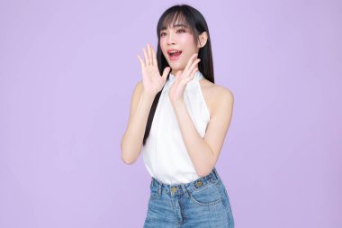 Güzel, genç, Asyalı bir kadın, uzun saçlı, doğal makyajlı, temiz tenli, izole bir menekşe. Tatlı kız portresi, yüz bakımı, vücut bakımı, güzellik ve güzellik merkezi..