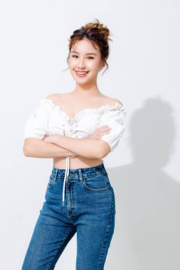 Güzel yüzlü, mükemmel vücutlu, temiz tenli Asyalı bir kadın. Doğal makyajlı kadın modelin portresi ve beyaz izole edilmiş arka planda ışıldayan gözler. Vücut bakımı, estetik ameliyat.