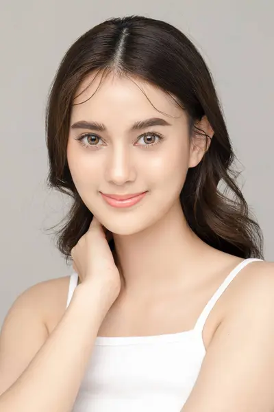 Piękny Model Młodej Azjatki Idealną Czystą Świeżą Skórą Szarym Tle — Zdjęcie stockowe