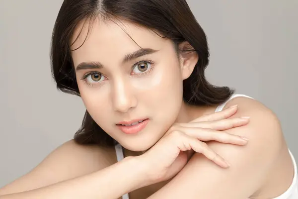 美丽的年轻亚洲女人的模型 完美的干净新鲜的皮肤 灰色背景 面部护理 面部治疗 整形外科 工作室里可爱的女孩肖像 — 图库照片
