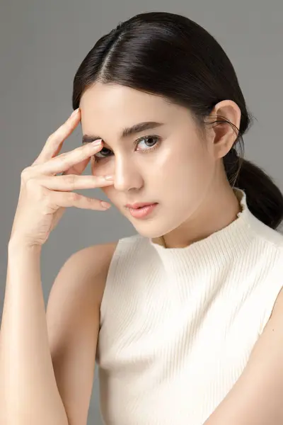 Krásná Mladá Asijská Žena Model Dotknout Její Tvář Perfektní Čisté — Stock fotografie