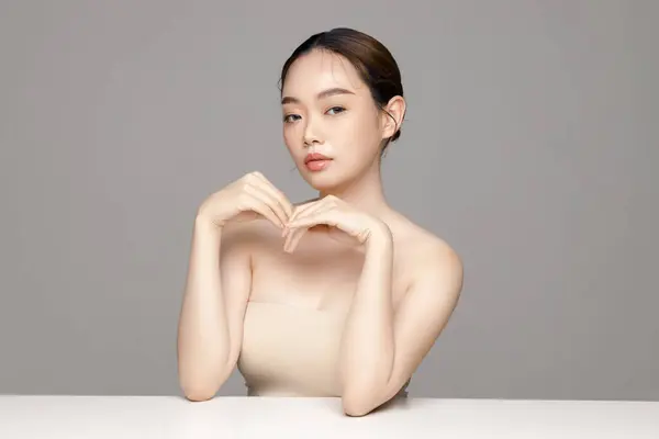Hermosa Joven Modelo Mujer Asiática Con Una Piel Fresca Perfecta —  Fotos de Stock