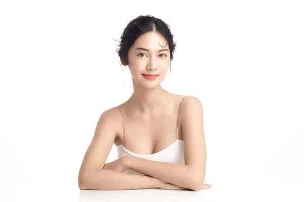 亚洲女人 有着美丽的脸蛋和完美洁净的肌肤 漂亮的女性模特 有着自然的妆容和一双明亮的眼睛 有着白色孤立的背景 面部治疗 美感概念 — 图库照片