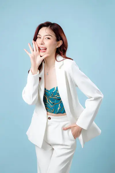 Halbkörper Einer Selbstbewussten Eleganten Asiatischen Geschäftsfrau Die Weißen Anzug Offene — Stockfoto