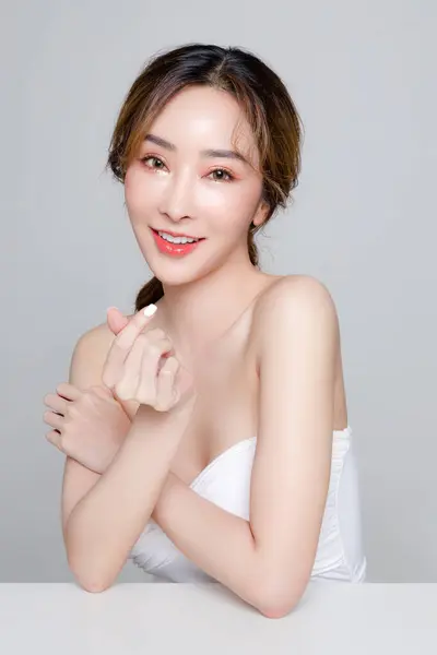 Mujer Asiática Con Una Cara Hermosa Perfecta Piel Limpia Fresca — Foto de Stock