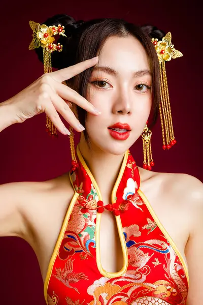 Hermosa Mujer Asiática Con Piel Limpia Fresca Con Vestido Cheongsam — Foto de Stock