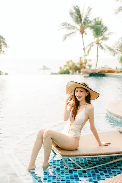 Retrato Linda Mulher Asiática Modelo Beleza Skincare Bronzeado Sol Posando — Fotografia de Stock