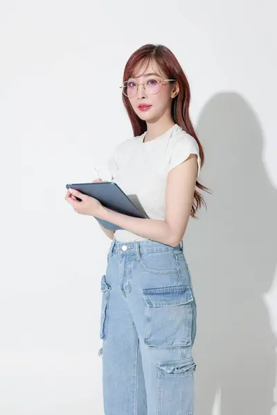 年轻的亚洲快乐女性模特 戴着眼镜 带着数码平板电脑 独立的白色背景 科技人员联通在线社交媒体市场横幅 — 图库照片