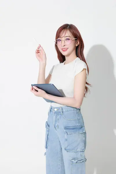 Mladá Asijská Šťastná Žena Model Nosí Brýle Úsměvem Drží Digitální — Stock fotografie