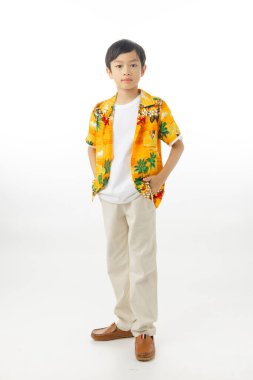 Havai tişörtlü, beyaz arka planda, kırpma yolu olan, uzun boylu, çekici, mutlu bir Asyalı çocuk. Songkran Tayland.