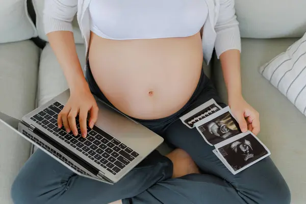 关闭庄稼亚洲孕妇是和举行超声4D扫描图像触摸她的腹部 计划生育 人与期望 儿童与产妇产前护理概念 — 图库照片