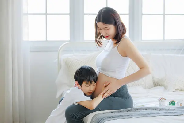 Zwangere Moeder Zoon Praten Brengen Samen Tijd Door Bed Thuis — Stockfoto