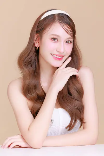 Jolie Beauté Asiatique Femme Cheveux Longs Bouclés Avec Maquillage Coréen Photo De Stock