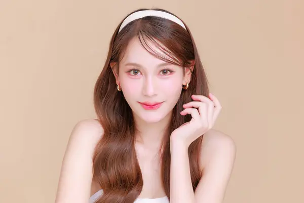 Jolie Beauté Asiatique Femme Cheveux Longs Bouclés Avec Maquillage Coréen Photo De Stock