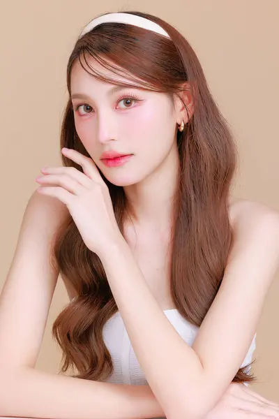 Jolie Beauté Asiatique Femme Cheveux Longs Bouclés Avec Maquillage Coréen Photos De Stock Libres De Droits