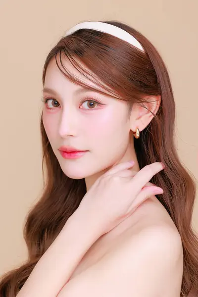 Jolie Beauté Asiatique Femme Cheveux Longs Bouclés Avec Maquillage Coréen Images De Stock Libres De Droits