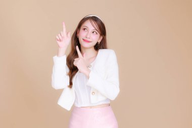 Güzel gülümseyen genç ofis Asyalı iş adamı sol elini göstererek müşteri bilgilerini, afiş çizelgesini fotokopi alanında beyaz arka planda gösteriyor. ticari reklamcılık konsepti.