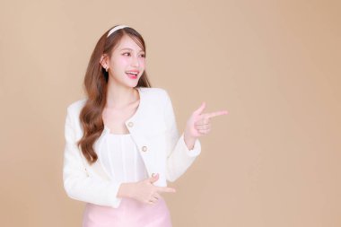 Güzel gülümseyen genç ofis Asyalı iş adamı sol elini göstererek müşteri bilgilerini, afiş çizelgesini fotokopi alanında beyaz arka planda gösteriyor. ticari reklamcılık konsepti.