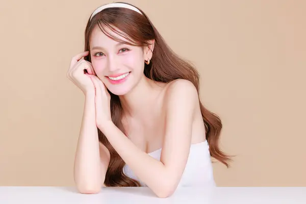 Jolie Beauté Asiatique Femme Cheveux Longs Bouclés Avec Maquillage Coréen Image En Vente