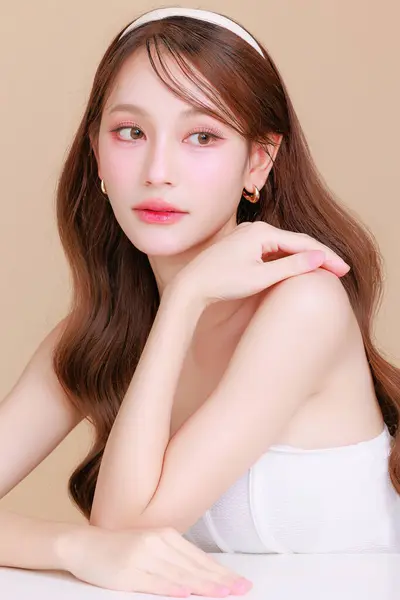 Jolie Beauté Asiatique Femme Cheveux Longs Bouclés Avec Maquillage Coréen Image En Vente