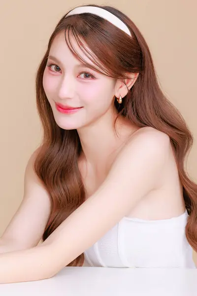 Jolie Beauté Asiatique Femme Cheveux Longs Bouclés Avec Maquillage Coréen Images De Stock Libres De Droits