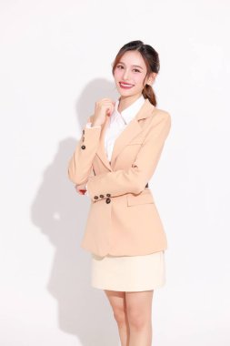 Gülümseyen Asyalı genç iş kadını lider girişimci şık takım elbiseler giyiyor..