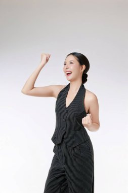 Siyahi çizgili takım elbiseli, kendine güvenen profesyonel bir Asyalı kadın. Stüdyoda tüm vücut portresi. İş, şirket, moda, zarafet konsepti.