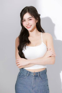 Kusursuz makyajlı, cildi SPF ile korunan bir güzellik modeli. Vakıf, astar ya da nemlendirici gibi ek güneş korumalı kozmetik ürünler için bir kavram..