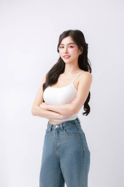 İşaret vermek, tezahürat yapmak ve anons etmek gibi çeşitli promosyonlar yapan mutlu, genç Asyalı bir kadın. Markan için mükemmel bir dost sözcüsü..