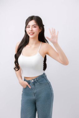 İşaret vermek, tezahürat yapmak ve anons etmek gibi çeşitli promosyonlar yapan mutlu, genç Asyalı bir kadın. Markan için mükemmel bir dost sözcüsü..