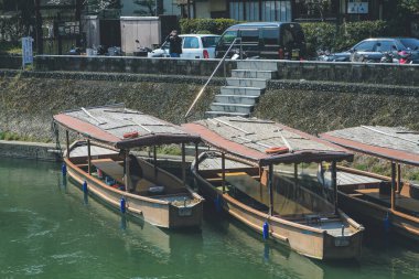 Japonya 'nın Kyoto şehrinde 9 Nisan 2012' de kiraz çiçekleri açan Uji Nehri